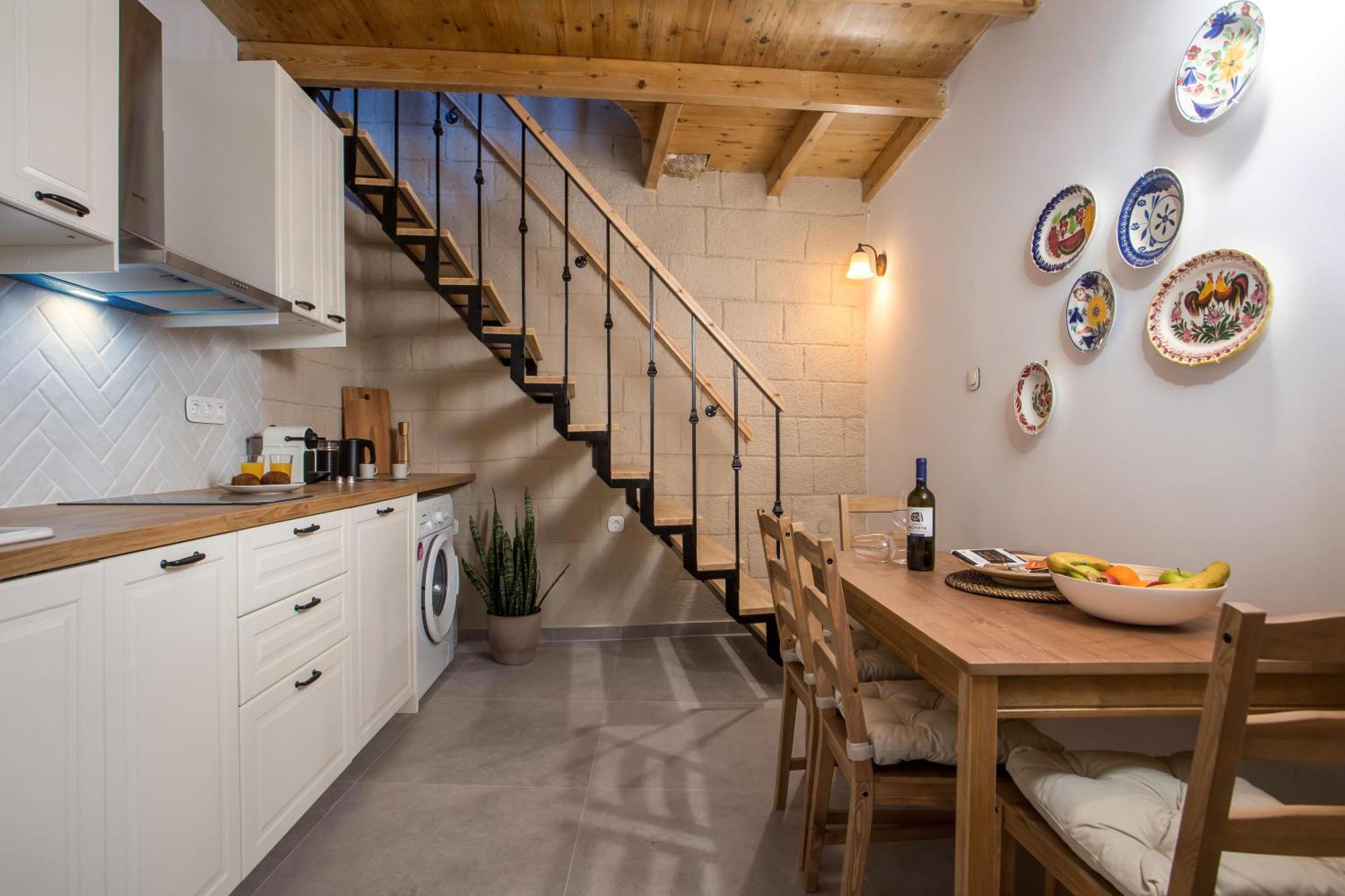 Alexandras Stone House *