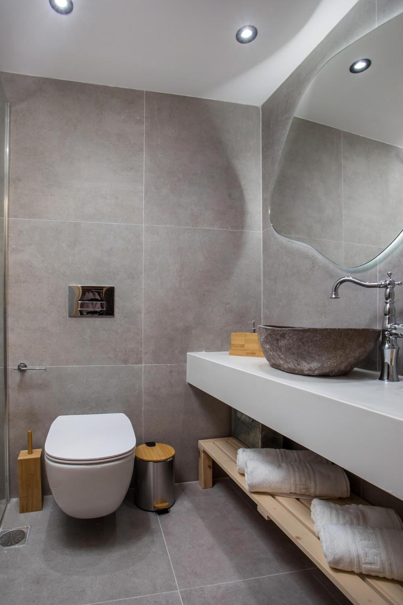 Alexandras Stone House *